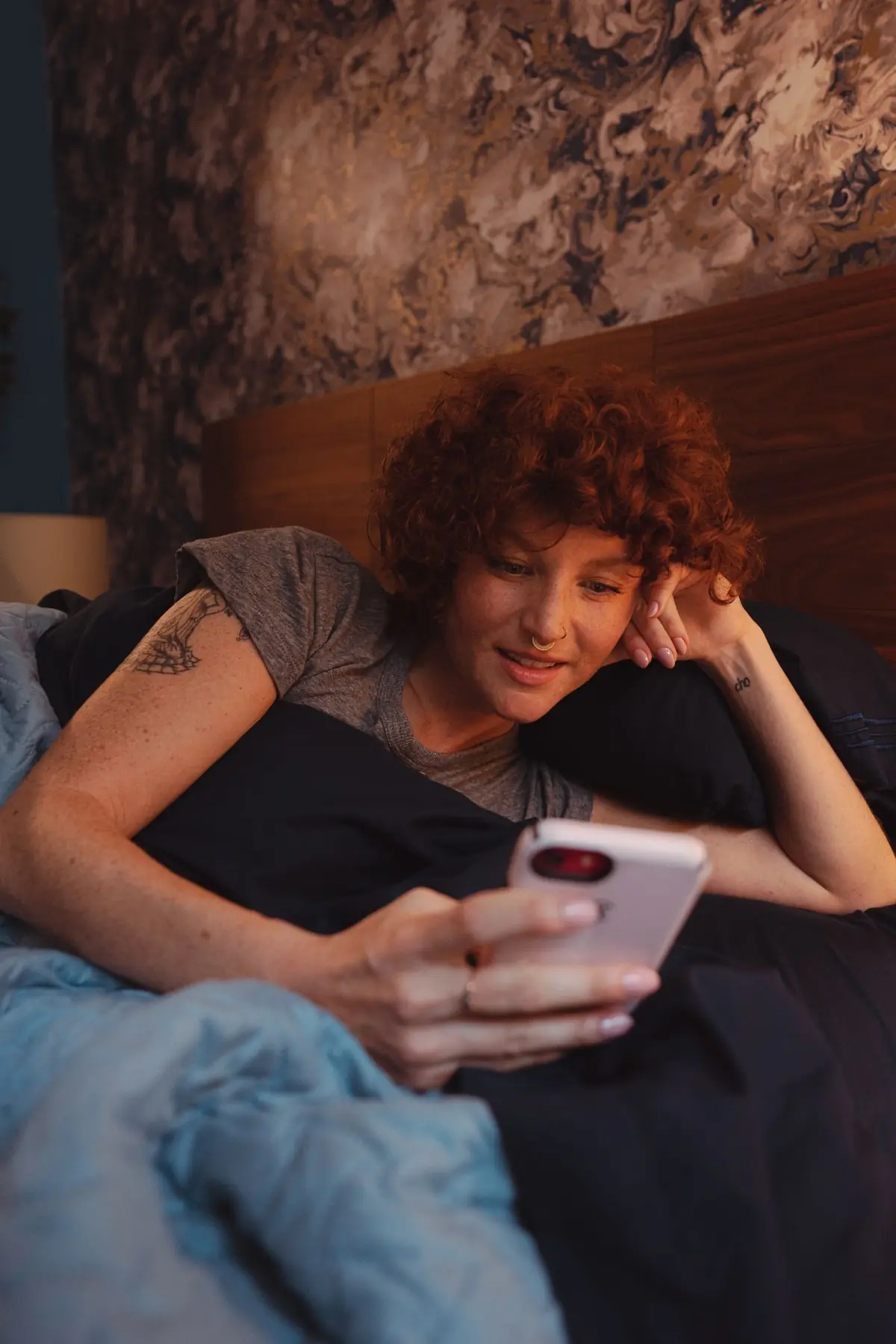 O clientă se programează de pe telefon